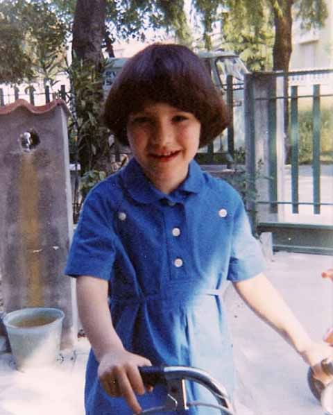 Desde menina, Laura demonstrou inclinação musical. Ela teve aulas de canto e piano com o pai, com quem se apresentava em festas e bares locais. 
