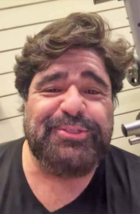 Fabiano Menotti nasceu em Califórnia, no Paraná, enquanto seu irmão César Menotti nasceu em Itapira, São Paulo. A família mudou-se para Belo Horizonte, onde o artista iniciou a carreira musical em bares universitários.