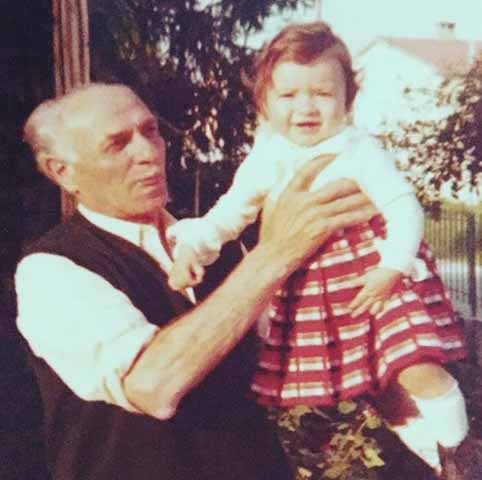 Laura Alice Rossella Pausini nasceu em 16 de maio de 1974, em Faenza, província de Ravena, na Itália. Criada em Solarolo, pequena comunidade da região da Emília-Romanha, ela é filha do pianista Fabrizio Pausini e de Gianna Ballardini. 
