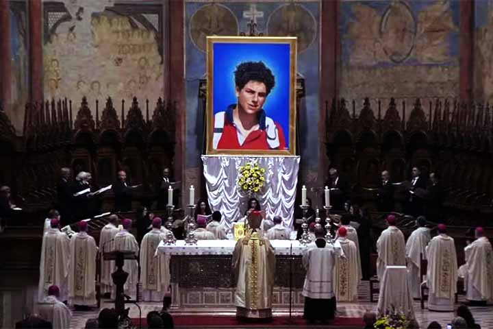 <p>Na vida real, a doença tem um caso de repercussão. No dia 7 de setembro, a Igreja Católica canonizou Carlos Acutis, o primeiro santo da geração millennial. O adolescente italiano nascido na Inglaterra morreu aos 15 anos, em 2006, quando passava por tratamento de leucemia.</p>
