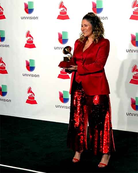 Em 2004, Maria Rita recebeu o Grammy Latino de Revelação do Ano, Melhor Álbum de MPB e Melhor Canção em Português, consolidando seu nome na música brasileira. 
