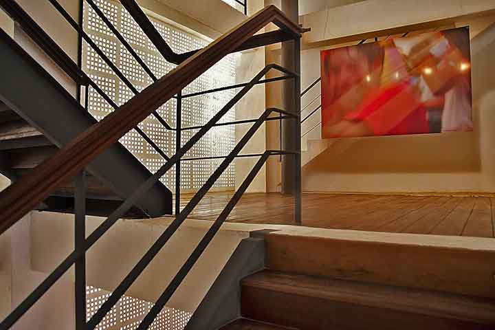 Seu uso inicial era prático: permitir que o ar circulasse, mantendo a casa fresca nos dias mais escaldantes, sem fechar-se completamente ao exterior.
