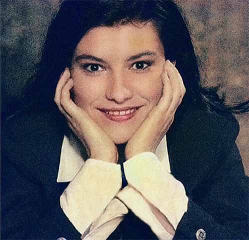 A carreira profissional de Pausini começou efetivamente em 1993, quando, aos 18 anos, ela venceu o Festival de Sanremo na categoria de novatos com o single “La solitudine”. 
