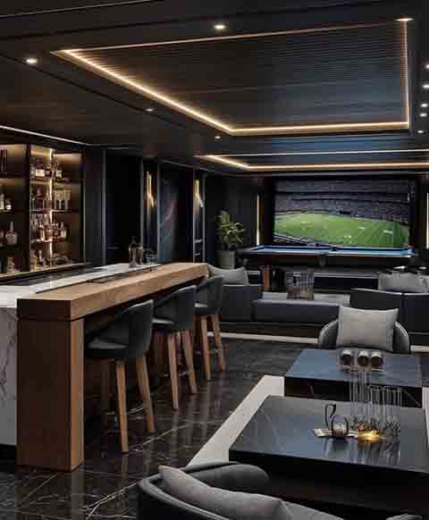 Há desde um cinema privativo, uma piscina interna com luz ambiente, até um bar lounge exclusivo.