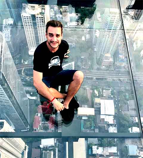 Tiago já estava acostumado a acordar na madrugada, mas o Hora1 é ainda mais cedo. Vai ao ar de segunda a sexta, das 4h às 6h da manhã (horário de Brasília), antecedendo justamente os jornais locais que se chamam Bom Dia. No caso dele, o Bom Dia São Paulo. 