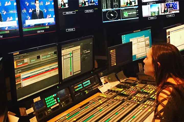 O setor de entretenimento está em expansão, com oportunidades em produtoras, emissoras e eventos de grande porte. A profissionalização aumenta a valorização dessa carreira.
- Reprodução do Youtube Canal NBCU Academy