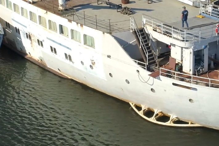 Empresário fica 16 anos tentando restaurar transatlântico e navio afunda - Reprodução/YouTube