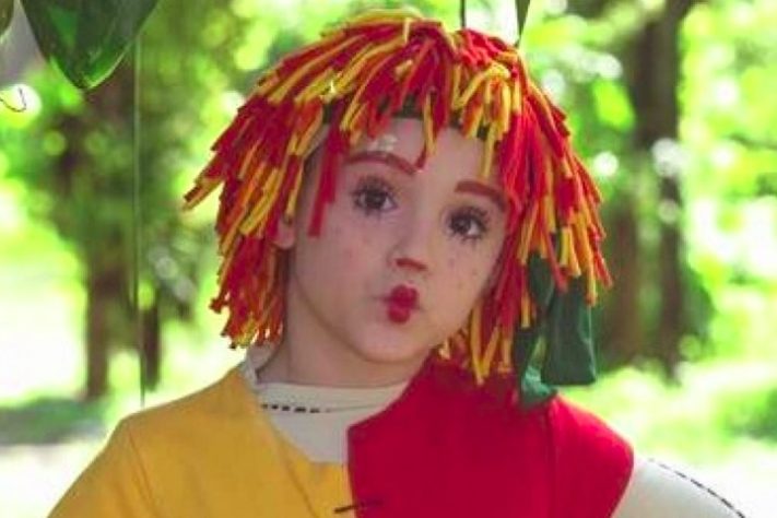Isabelle Drummond como Emília em 