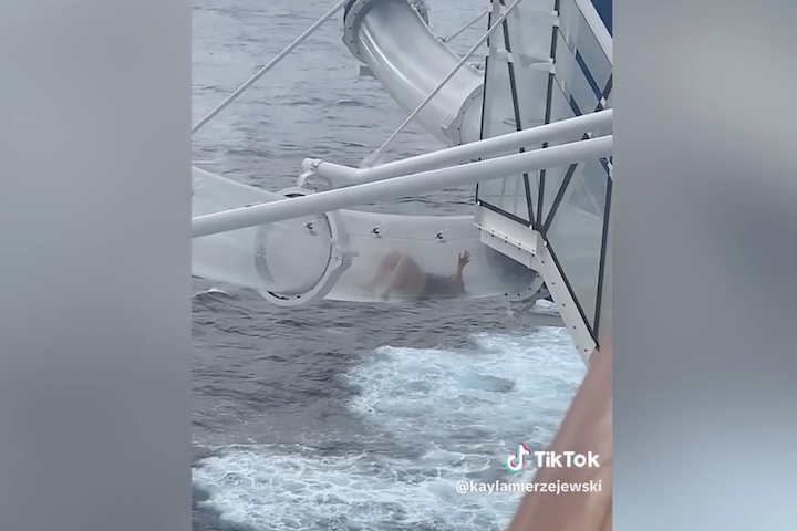 Nas filmagens, é possível ver a passageira parada de costas dentro do tubo transparente. 