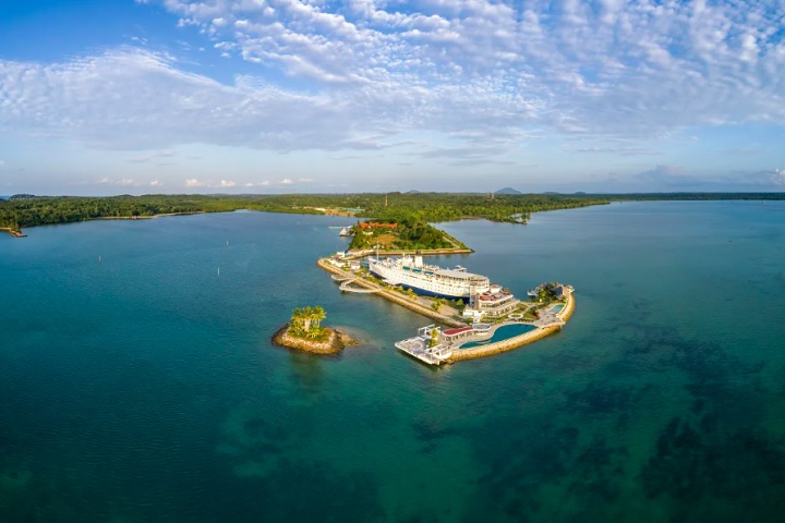 Ele investiu cerca de US$ 18 milhões (aproximadamente R$ 97,7 milhões) para transformá-lo em um hotel de luxo na ilha de Bintan, Indonésia.