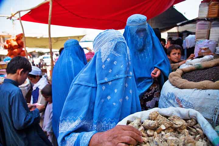 É bastante utilizada no Afeganistão, especialmente sob regimes talibãs, que impõem sua obrigatoriedade. A burca simboliza tanto a tradição quanto a imposição política em contextos de extremo conservadorismo.