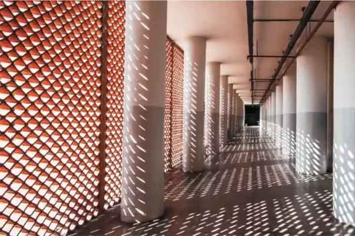 Arquitetos modernistas, especialmente nas décadas de 1940 a 1960, viram nele um meio de adaptar o funcionalismo internacional - com suas fachadas brutas e formas geométricas - às condições tropicais do país. 
