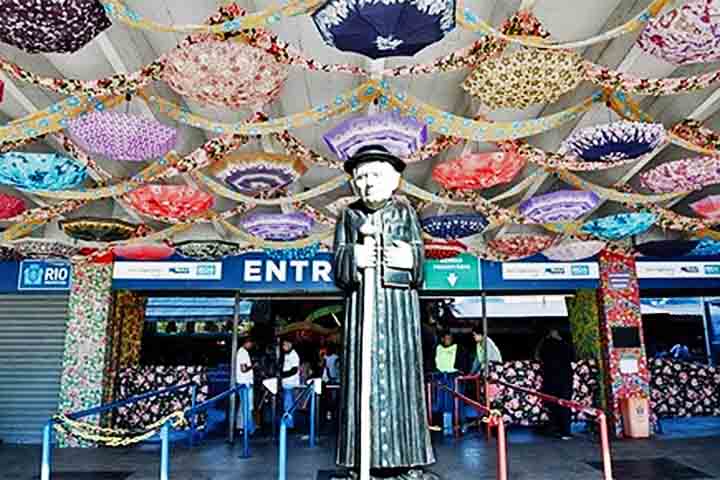 Além da programação musical e gastronômica, o espaço reúne símbolos da cultura popular nordestina, como estátuas de Padre Cícero, Lampião e Maria Bonita, além do próprio Luiz Gonzaga. 
