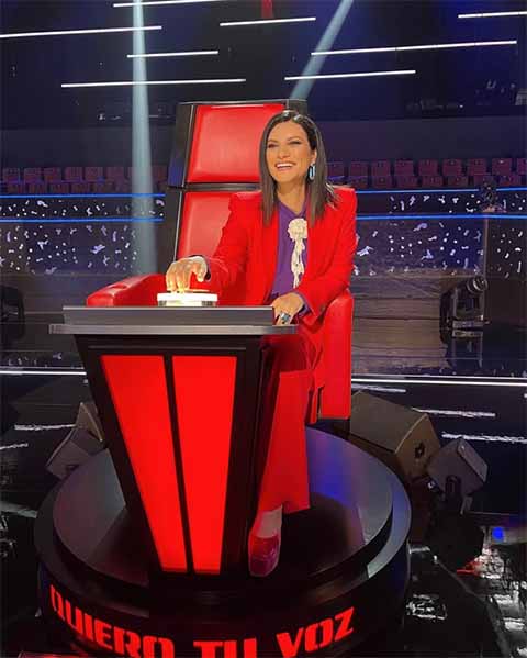 Nesse mesmo ano, ela lançou seu álbum de estreia, “Laura Pausini”, que obteve sucesso internacional, vendendo cerca de duas milhões de cópias. 
