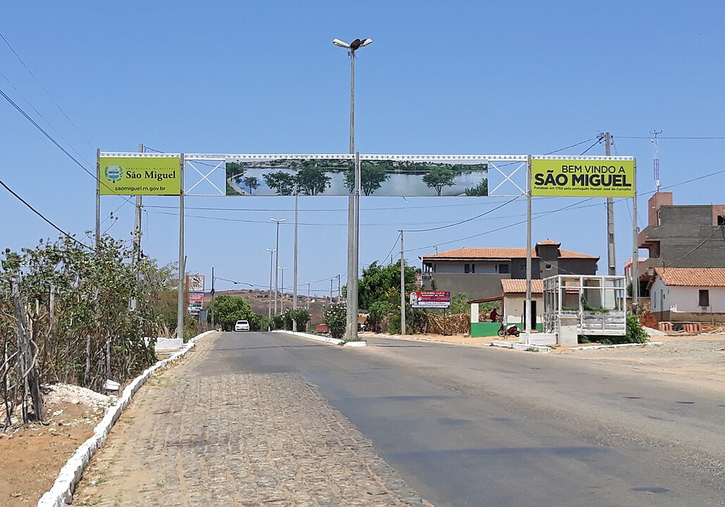 <p>São Miguel (Rio Grande do Norte) – Essa cidade do Alto Oeste Potiguar celebra São Miguel como padroeiro desde sua fundação em 29 de setembro de 1750. Ocupa cerca de 166,23 km², com população estimada em 23 537 habitantes; sua economia gira em torno da agricultura local.</p>
