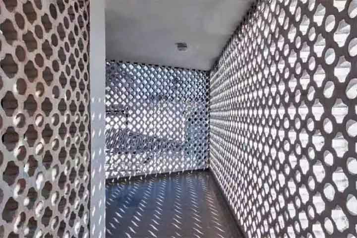 Assim, ele se tornou um elemento de identidade estética e técnica, presente em empreendimentos residenciais, públicos, edifícios escolares, praças e até em muros divisórios. 
