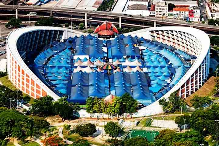 Durante 58 anos, a feira permaneceu nos arredores do Campo. Em 2003, após a reforma do Pavilhão de São Cristóvão, o evento foi transferido para dentro do espaço.
