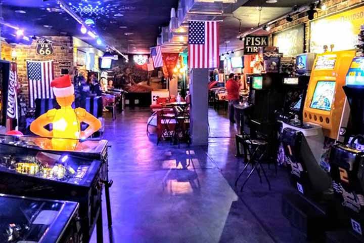 Rivalidades entre bairros e escolas, campeonatos informais e até disputas por quem ficaria mais tempo no controle marcaram a época. O fliperama era, mais do que um local de diversão, um espaço de convivência e identidade juvenil.
