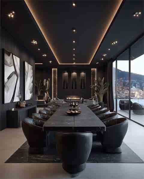 Destaque para a espaÃ§osa sala de jantar, que abriga uma mesa para atÃ© 15 convidados.