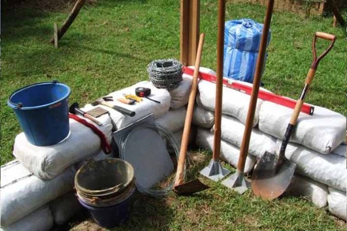 Os materiais necessários incluem sacos de polipropileno, arame farpado - Casas sustentáveis, duráveis e mais baratas viram moda no Brasil - Divulgação