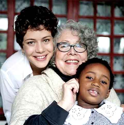 Filha da atriz Ã?ngela Leal e neta do produtor cultural AmÃ©rico Leal, Leandra cresceu imersa no universo artÃ­stico, o que naturalmente a levou a seguir os passos da mÃ£e na carreira de atriz. 
