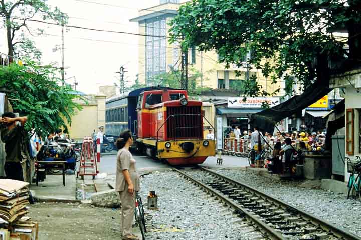 Os próprios comerciantes tentam alertar os turistas sobre os riscos, gritando para que se afastem dos trilhos quando o trem se aproxima.
