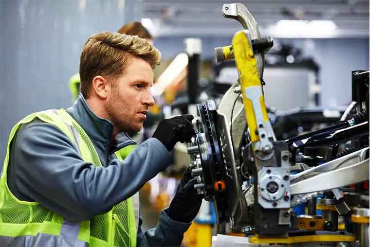 Engenheiros mecânicos e afins – R$ 10.838 – curso de Engenharia Mecânica (5 anos), responsável por projetar e manter máquinas e sistemas. O trabalho exige domínio técnico e inovação.-Divulgação