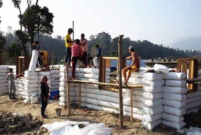 À prova de enchente: casas feitas de sacos de areia viram tendência no Brasil