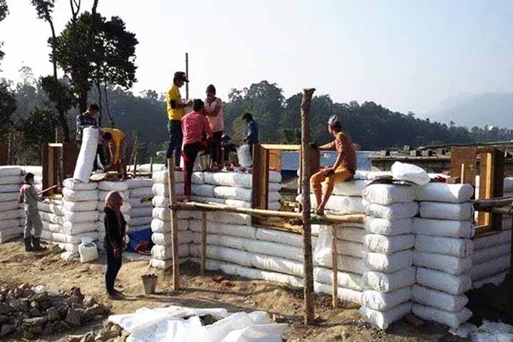 As paredes são erguidas a partir do empilhamento de camadas de sacos - Casas sustentáveis, duráveis e mais baratas viram moda no Brasil - Divulgação