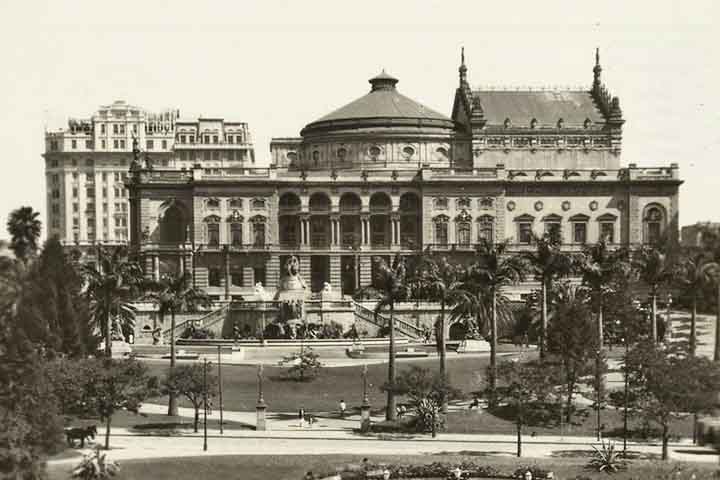 Ele sediou a Semana de Arte Moderna de 1922, evento que marcou o início do Modernismo no país.
