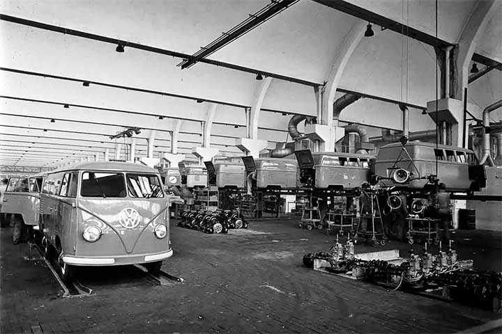 Já em 1992, o veículo recebeu catalisador e freio a vácuo com discos nas dianteiras. Em 1997, surgiu a versão Carat de luxo com teto alto e porta lateral corrediça.
