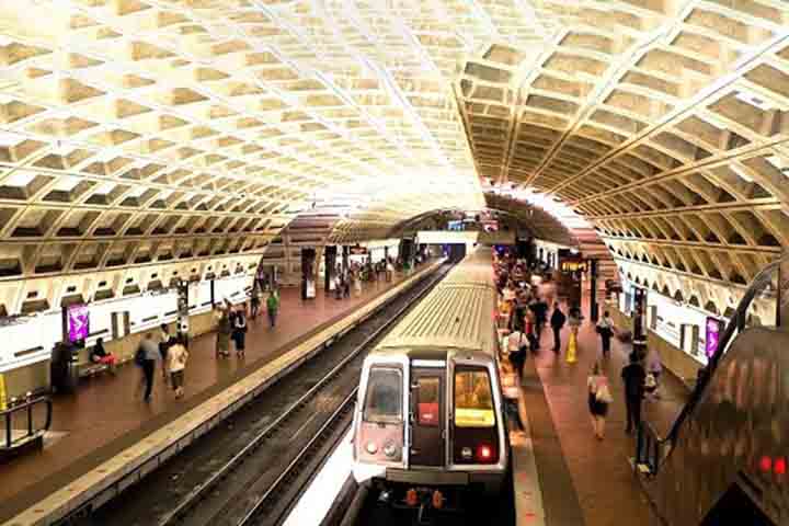 O sistema metroviário passou por recentes modernizações e hoje contempla uma eficiente integração com uma rede de ciclovias. A tarifa parte de R$ 10,75.