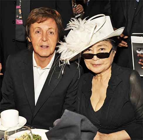 <p>A presença de Yoko ao lado de Lennon foi frequentemente apontada como fator de tensão nos Beatles, principalmente durante o período de gravação dos álbuns “Let it Be” e “Abbey Road” e do fim da banda.</p>
