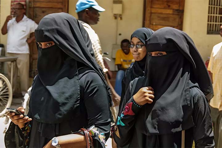 Mesmo assim, há mulheres que defendem seu uso como uma escolha de fé pessoal. Elas alegam que a peça protege sua intimidade e reforça o compromisso com a religião.
