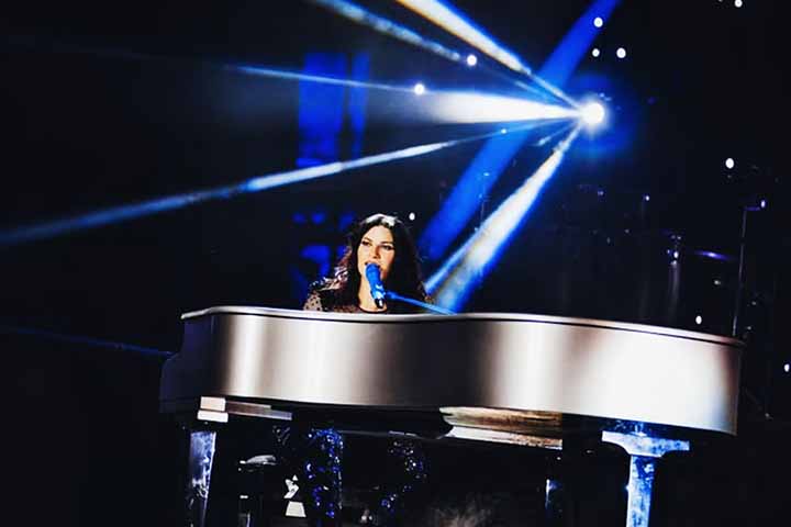 No ano seguinte, saiu “Laura”, seu segundo álbum, com vendas ainda melhores, além de sua versão em espanhol que ganhou certificação de diamante na Espanha - fazendo dela, pela primeira vez, uma artista não espanhola a ultrapassar o milhão de cópias vendidas no país ibérico.
