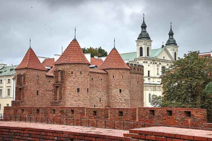 Varsóvia, A barbacã (1540) do centro histórico - Tesoouros do Palácio Real Polonês no rio Vístula e Varsóvia - Stanislav Doronenko /Wikimédia Commons