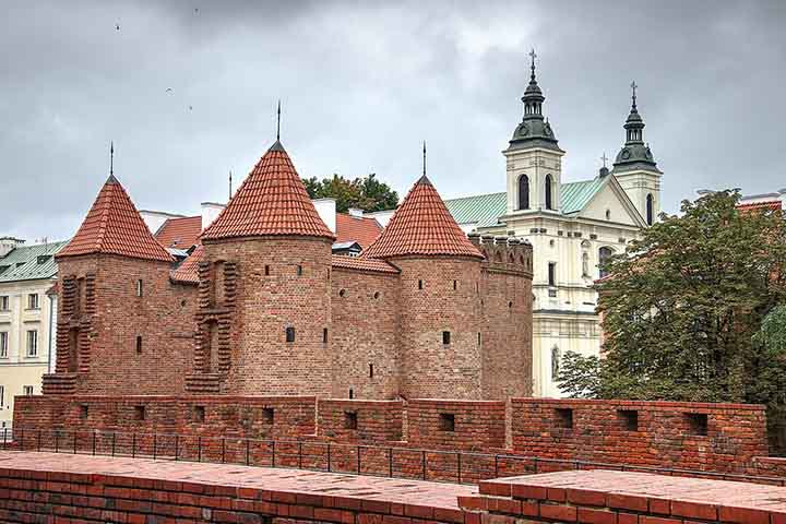 Marcada pela resiliência e pela reconstrução, a cidade praticamente renasceu após ser quase totalmente destruída na Segunda Guerra Mundial.
