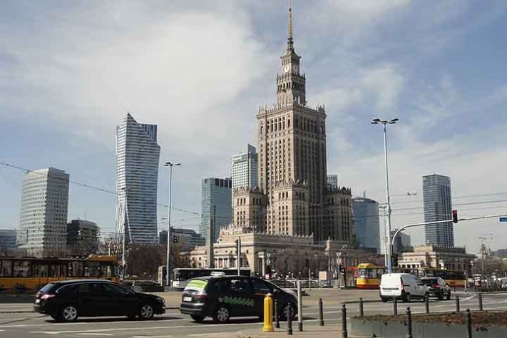 Varsóvia, Centro de Varsóvia com o Palácio da Cultura e Ciência- Tesoouros do Palácio Real Polonês no rio Vístula e Varsóvia -Cybularny/Wikimédia Commons