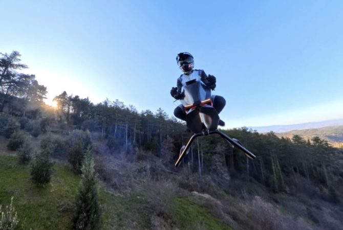 Empresário cria moto voadora inspirada em ‘Star Wars’