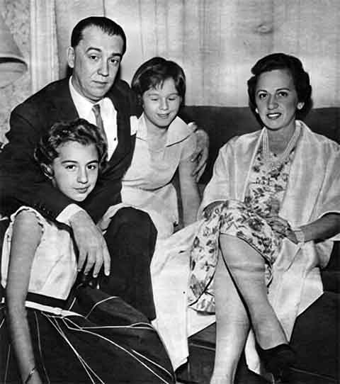Juscelino Kubitschek foi casado de 1931 até sua morte com Sarah Kubitschek. Eles tiveram duas filhas, Márcia Kubitschek, que foi vice-governadora do Distrito Federal entre 1991 e 1995, e Maria Estrela, adotada pelo casal em 1947.

