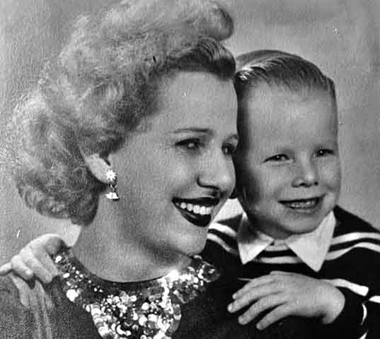 Nascido em 8 de fevereiro de 1939, em Belo Horizonte, Jonas Bloch tem mais de seis décadas de carreira como ator. 
