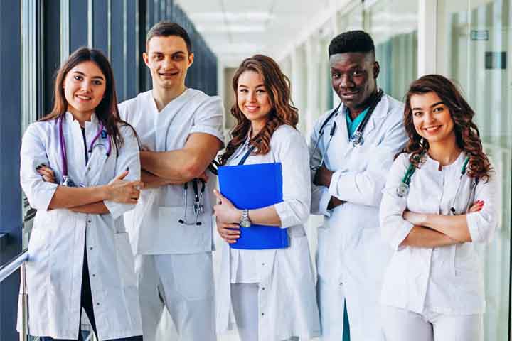 Médicos clínicos – R$ 10.071 – Medicina (6 anos de graduação + CRM), com atuação em diagnósticos e tratamentos gerais. São responsáveis pelo primeiro contato do paciente.
-Imagem Freepik