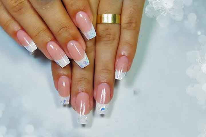 Nos últimos anos, as unhas de porcelana voltaram ao mercado, oferecendo alta durabilidade e acabamento sofisticado, enquanto as chamadas tips - extensões plásticas aplicadas sobre a unha natural - permanecem como uma opção prática e acessível para quem deseja comprimento imediato. 
