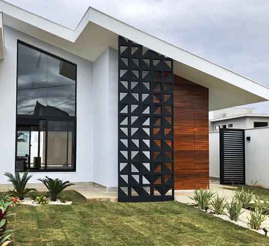 Projetos contemporâneos investem em versões de metal, fôrmas de concreto armado ou modulado, porcelana e até vidro estrutural. Em bairros urbanos densos, ele oferece alternativa para muros opacos, mantendo a privacidade sem bloquear por completo o ambiente. 
