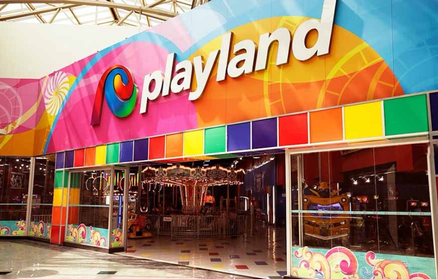 Também na capital paulista está a rede Playland, com unidades em diferentes shoppings, que mistura atrações infantis com os jogos de ficha que marcaram época. 
