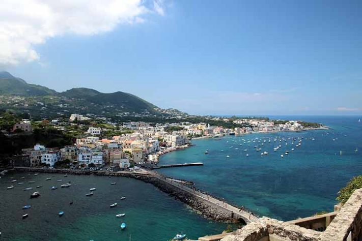 Ischia, é uma comuna italiana da região da Campânia, província de Nápoles - Imagem de Maarit Jokinen por Pixabay