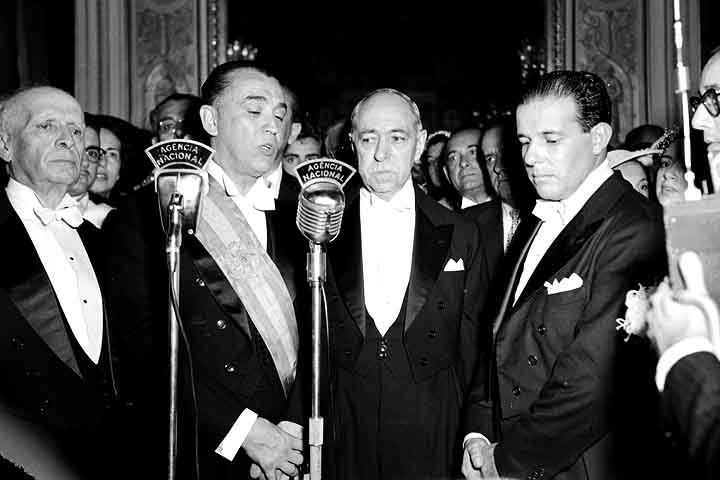 Apesar de enfrentar forte oposiÃ§Ã£o polÃ­tica e crises econÃŽmicas, JK completou seu mandato e deixou o poder em 1961, sendo sucedido por JÃ¢nio Quadros.  