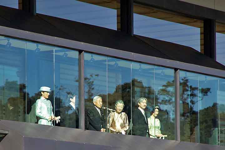 Ao longo dos séculos, a família imperial manteve sua continuidade mesmo em períodos de guerras, crises políticas e transformações sociais, consolidando-se como um símbolo central da identidade nacional japonesa. 
