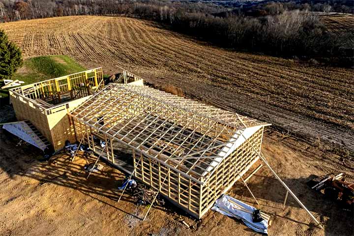 O preço médio gira em torno de R$ 400 por metro quadrado, bem mais acessível que o steel frame, que custa de R$ 2 mil a R$ 3,5 mil/m².