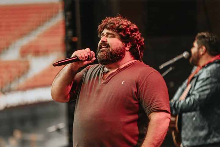 Antes de cantar com César Menotti, Fabiano fez dupla com seu outro irmão, Fábio Lacerda, que depois se tornou produtor musical dos artistas. Eles são filhos de Antônio José da Silva, o 